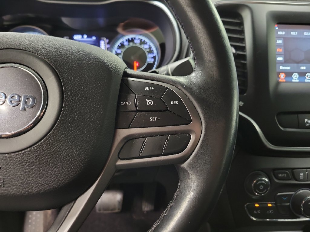 Used 2019 Jeep Cherokee Latitude Plus w/ Cold Weather Group AWD/4WD image 27