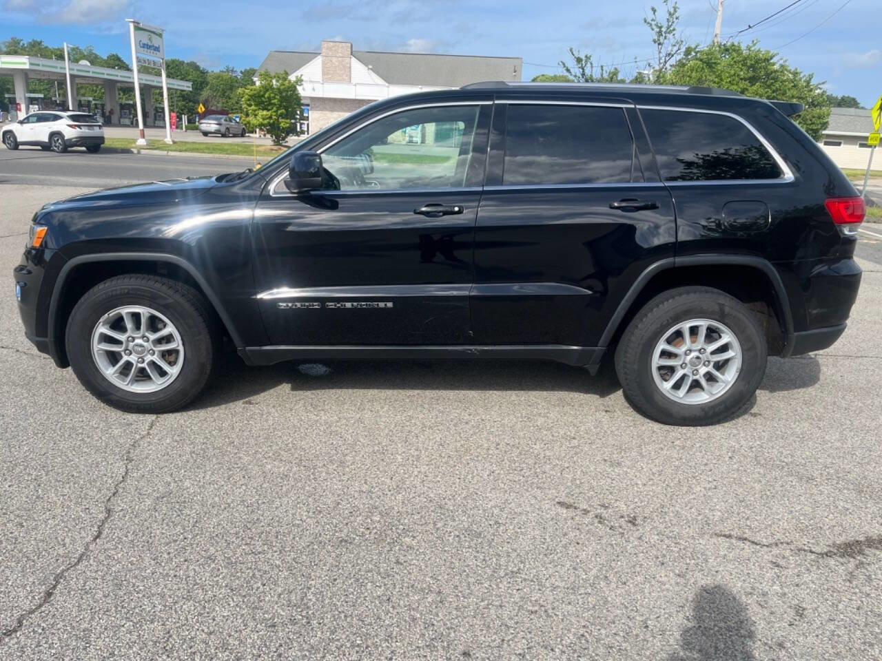 Used 2018 Jeep Grand Cherokee Laredo AWD/4WD image 2