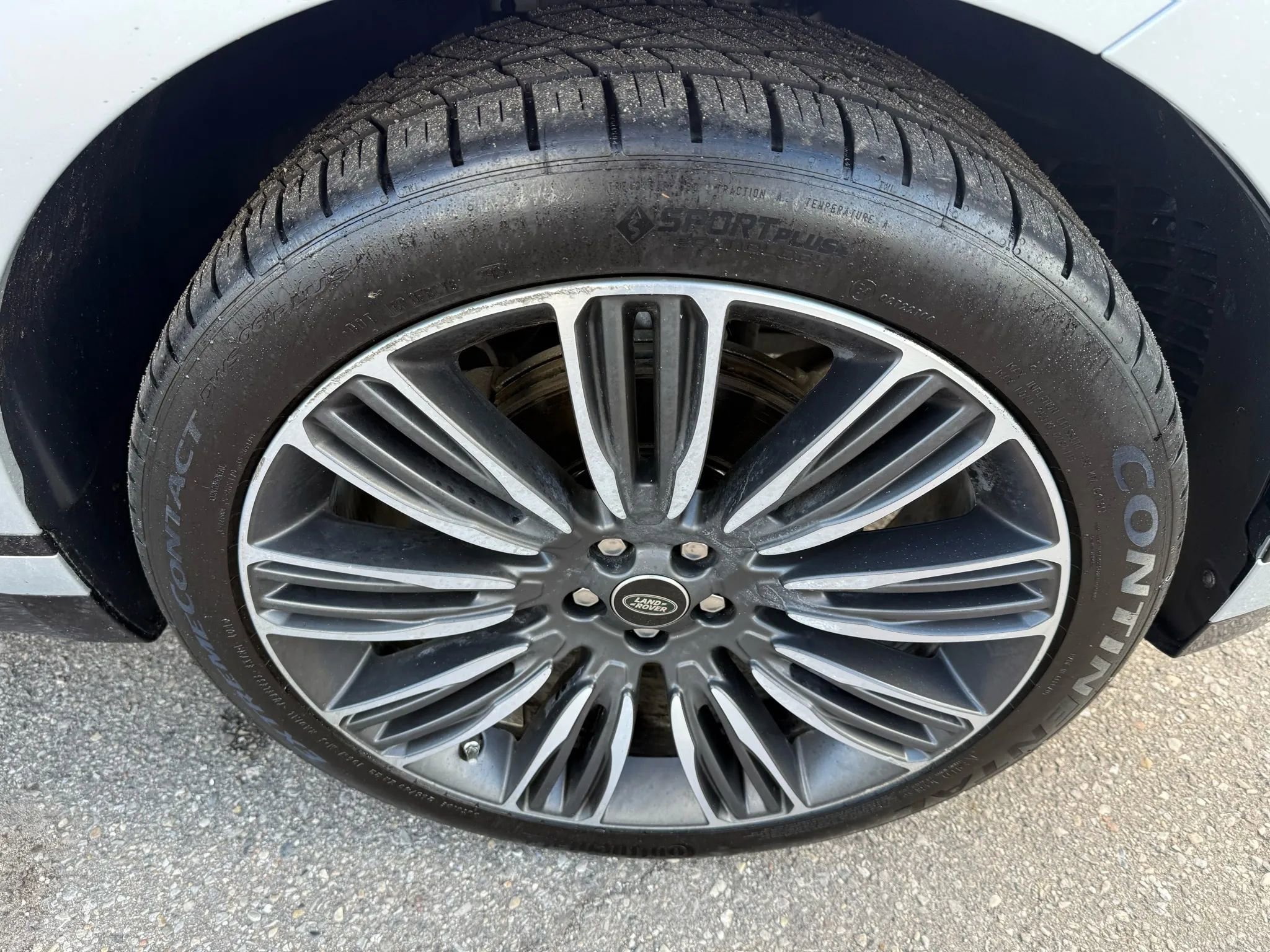 Used 2018 Land Rover Range Rover Velar R-Dynamic SE image 12