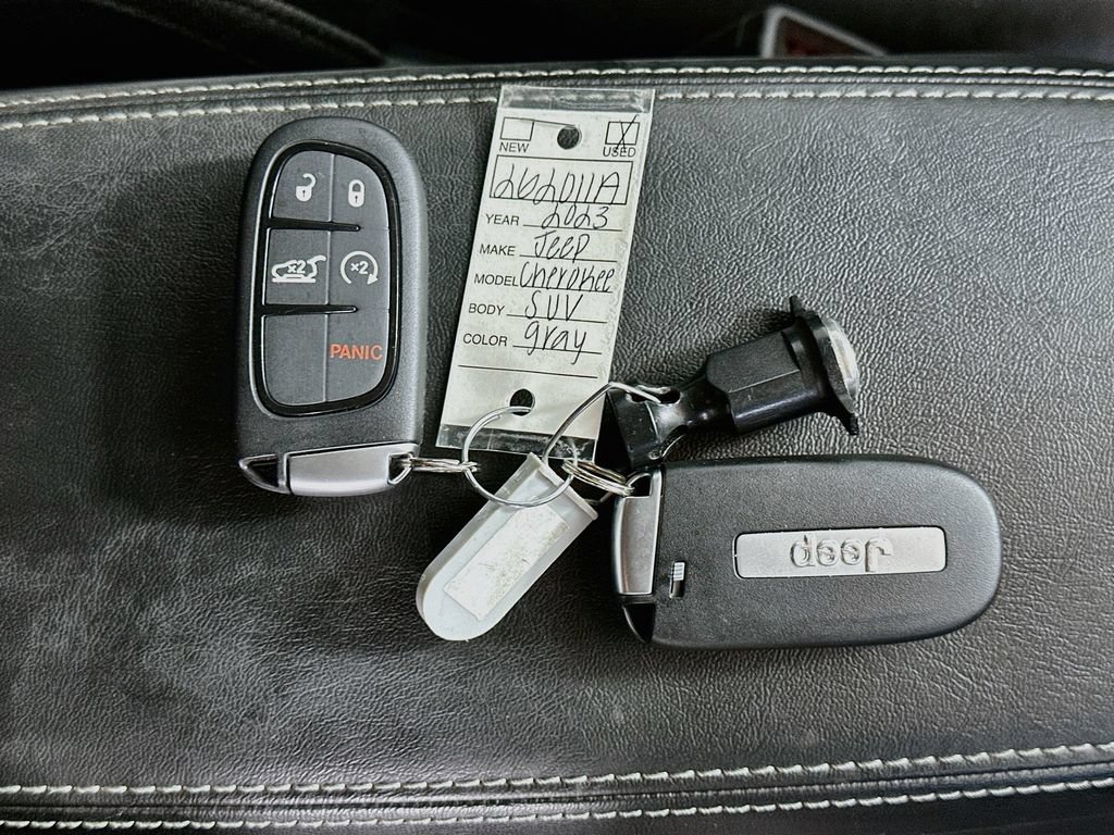 Used 2023 Jeep Cherokee Altitude Lux AWD/4WD image 35