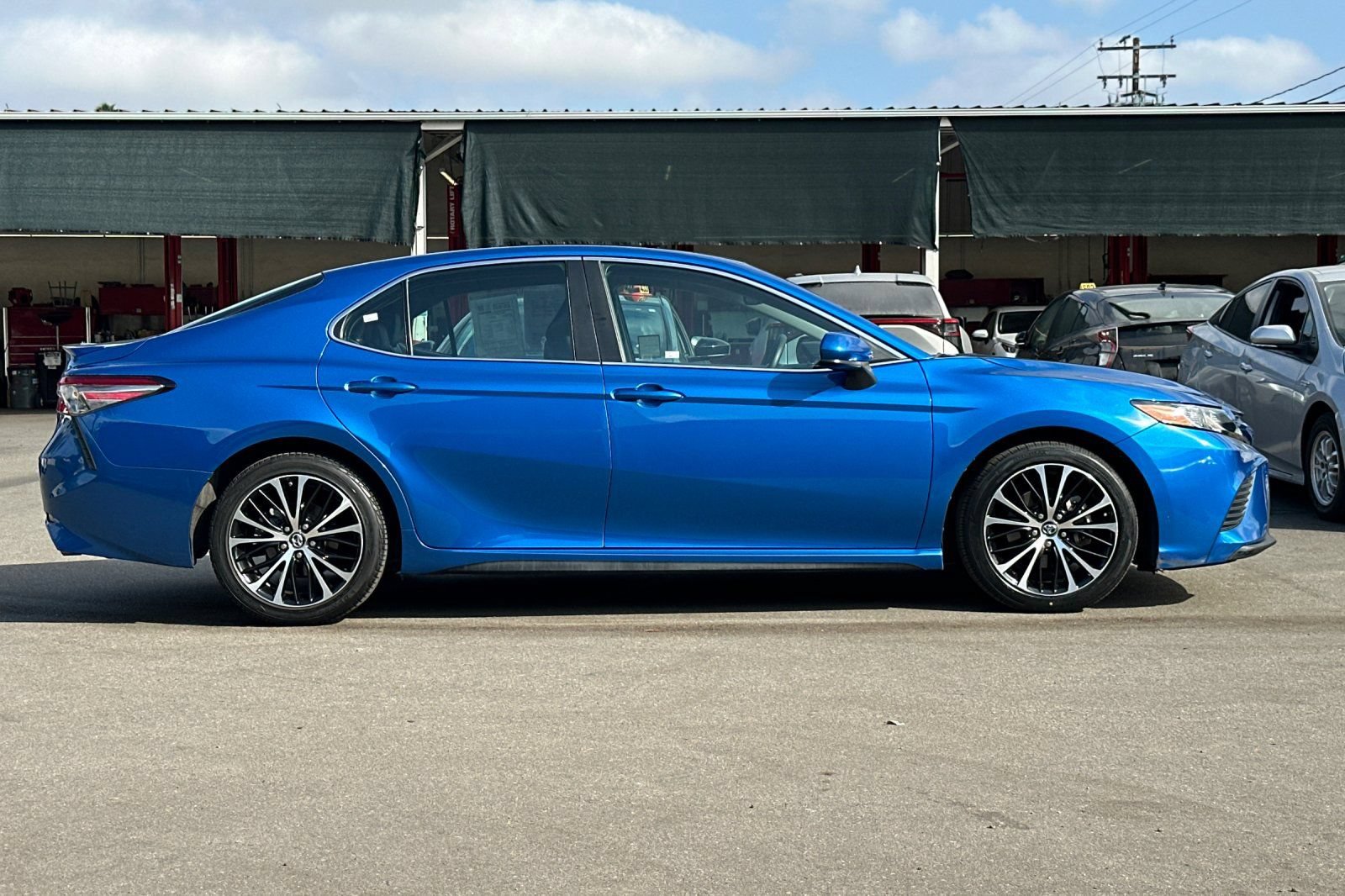 Used 2018 Toyota Camry SE FWD image 3