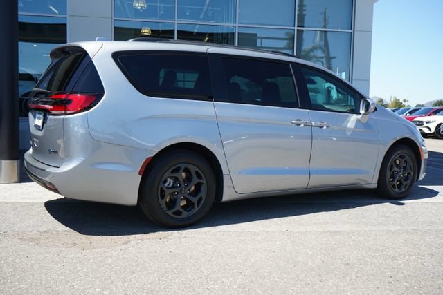 Used 2021 Chrysler Pacifica Limited w/ Uconnect Theater Family Group FWD image 9