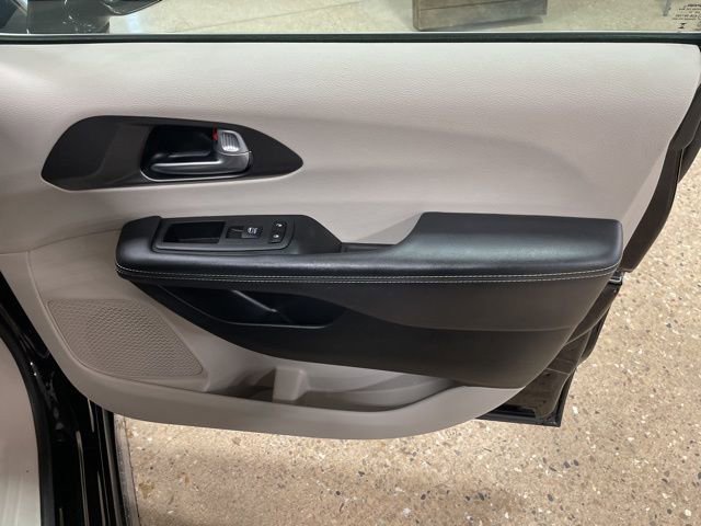 Used 2024 Chrysler Pacifica Touring-L image 32