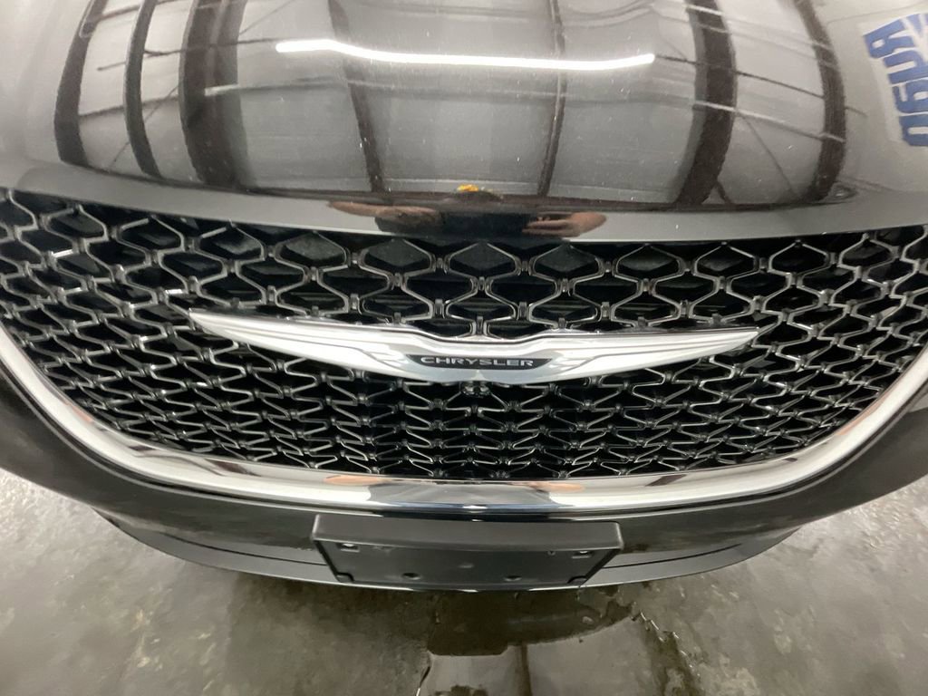 Used 2024 Chrysler Pacifica Touring-L image 29