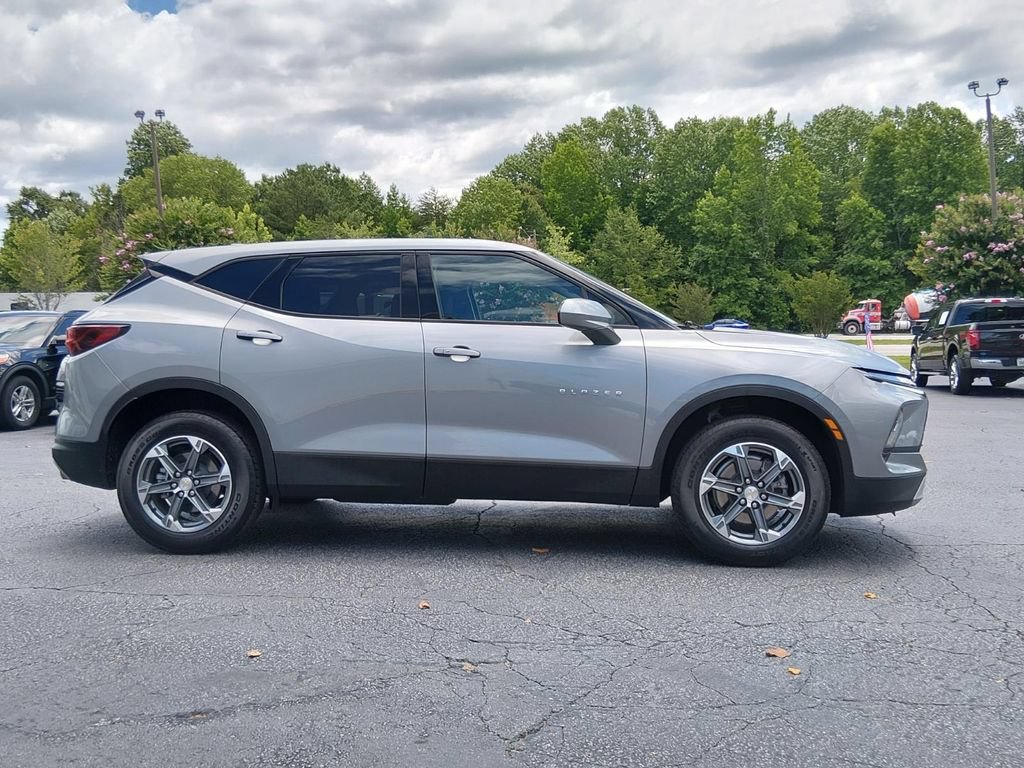 Used 2025 Chevrolet Blazer LT AWD/4WD image 3