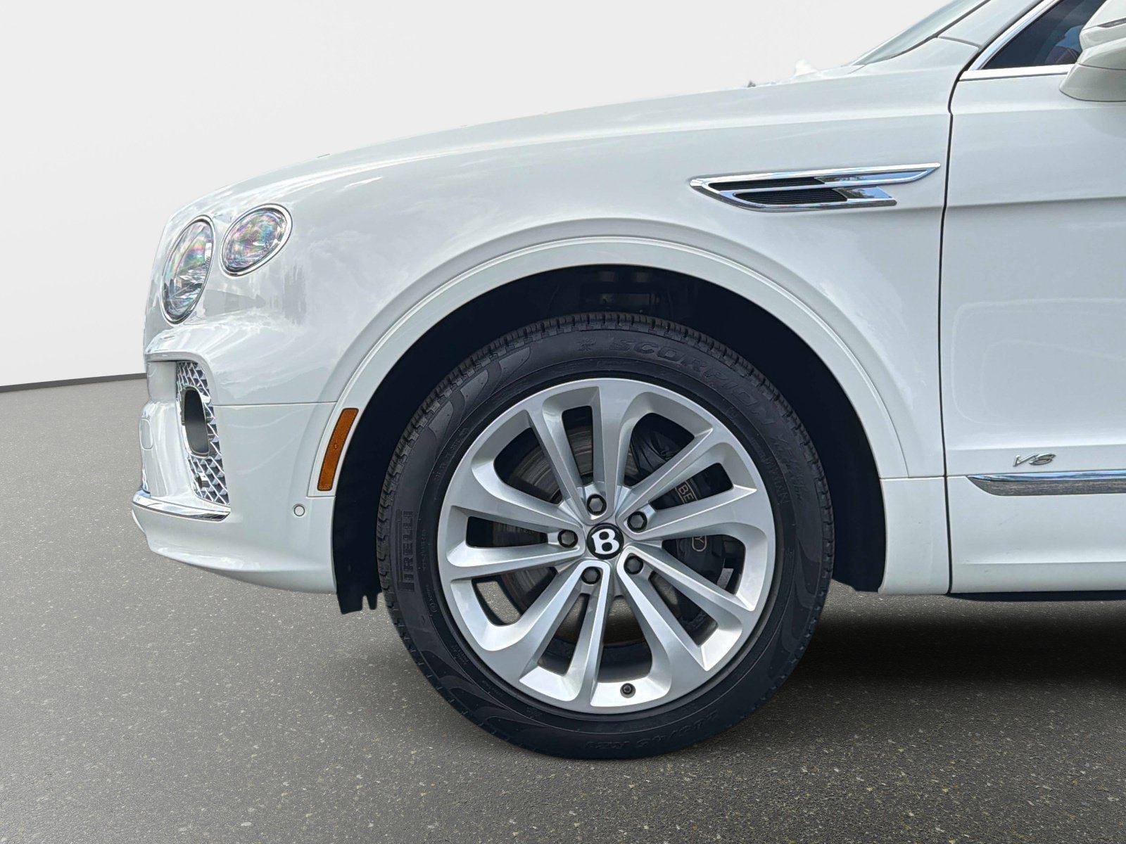Used 2022 Bentley Bentayga AWD/4WD image 13