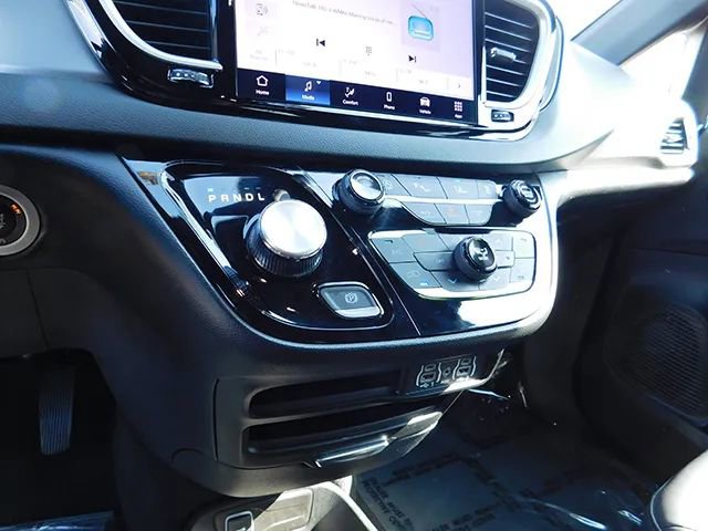 Used 2025 Chrysler Pacifica Select FWD image 19