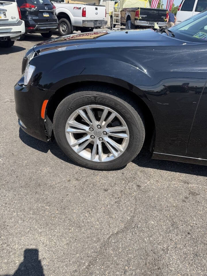Used 2017 Chrysler 300 C RWD image 14