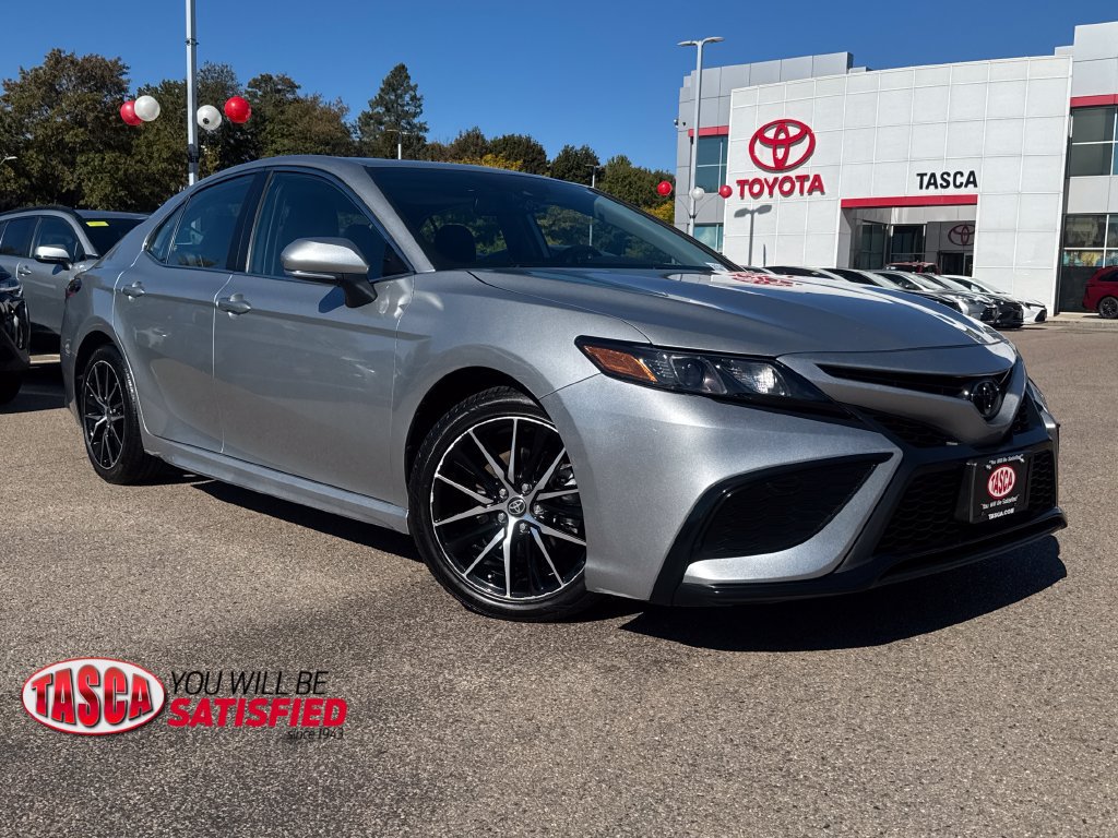 Used 2024 Toyota Camry SE w/ Cold Weather Package