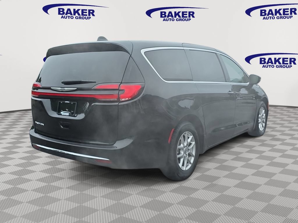 Used 2023 Chrysler Pacifica Touring-L FWD image 5