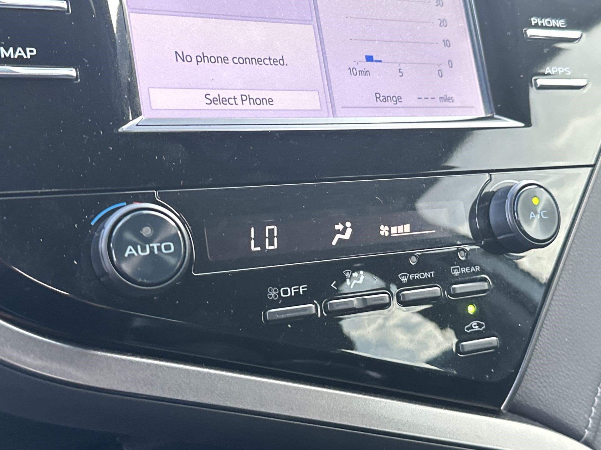 Used 2019 Toyota Camry SE FWD image 16