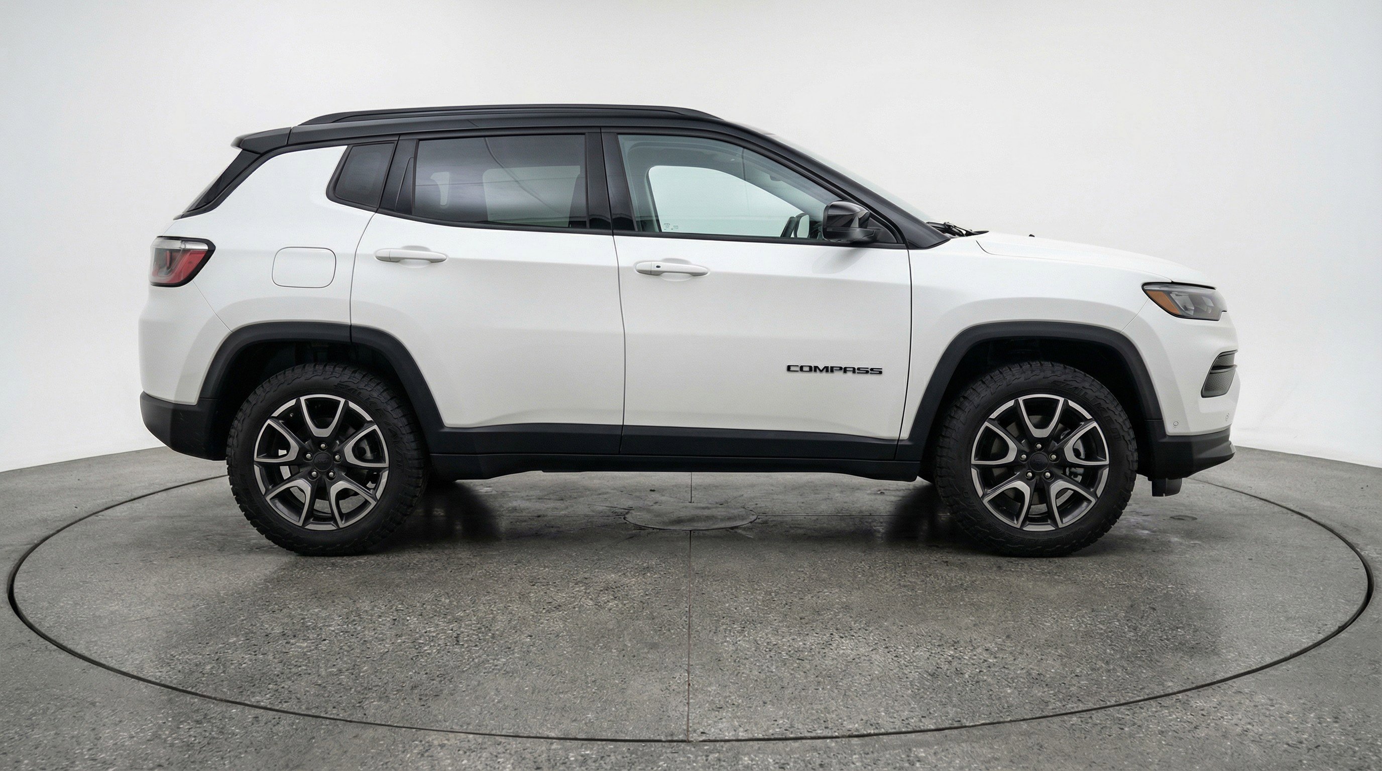 Used 2025 Jeep Compass Trailhawk AWD/4WD image 11