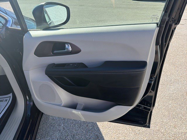 Used 2023 Chrysler Voyager LX image 16