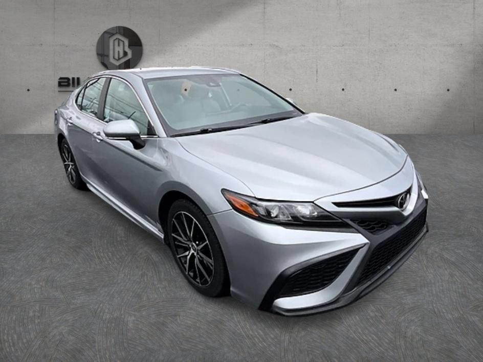 Used 2022 Toyota Camry SE FWD image 3