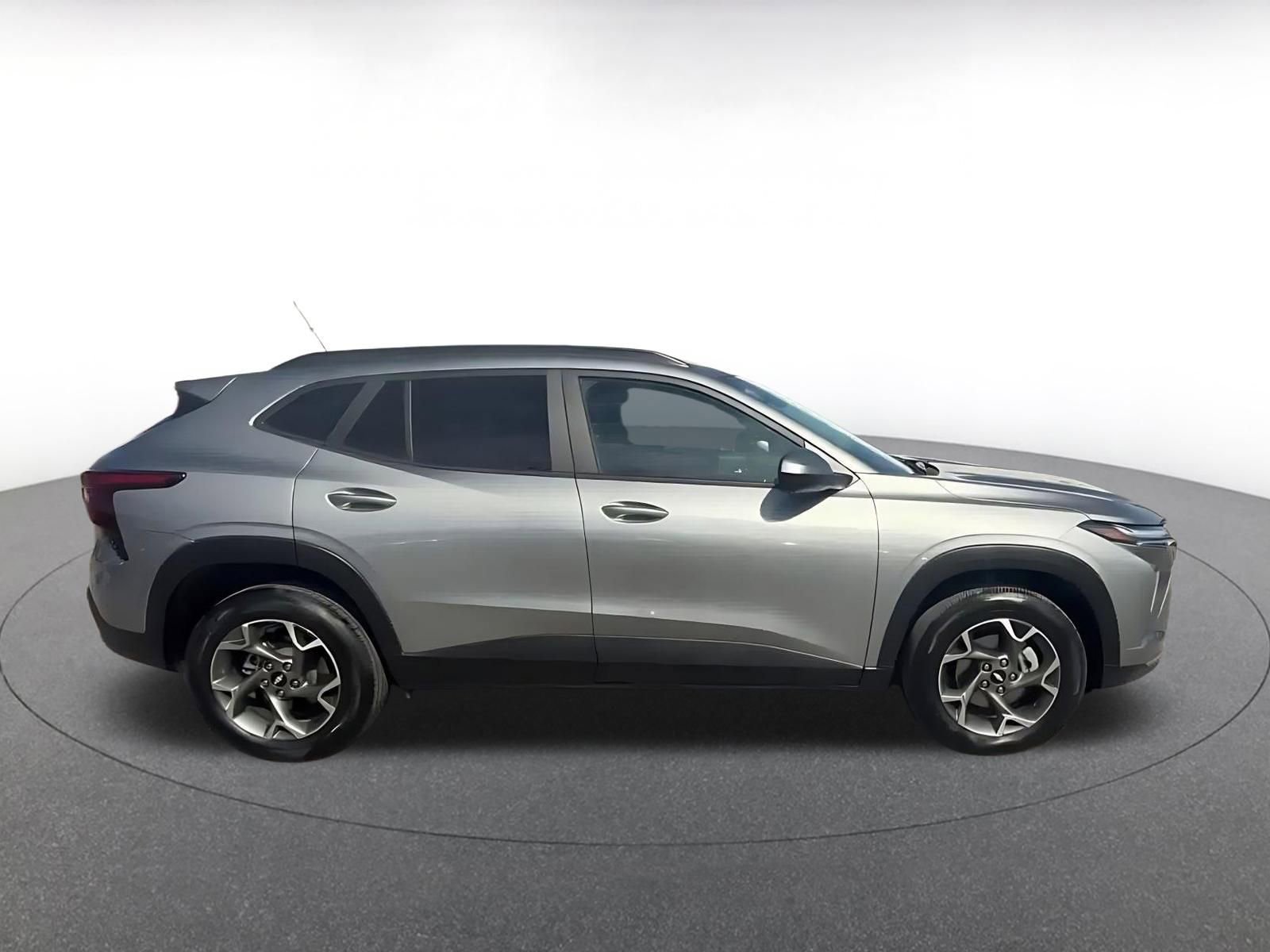 Used 2025 Chevrolet Trax LT w/ LT Convenience Package image 16