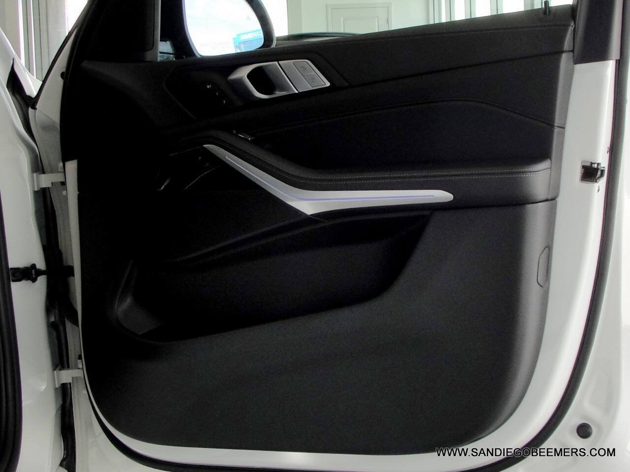 Used 2022 BMW X7 xDrive40i w/ M Sport Package AWD/4WD image 8