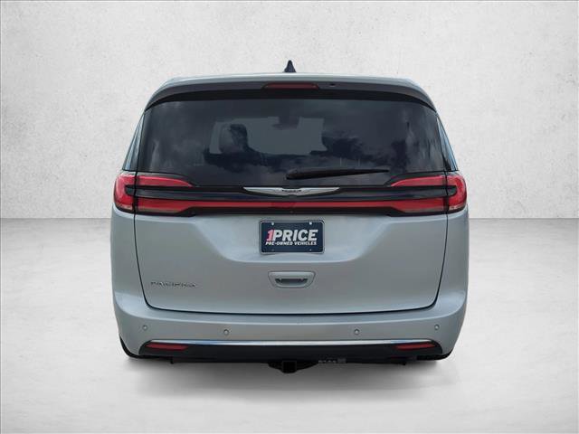 Used 2023 Chrysler Pacifica Touring-L FWD image 7