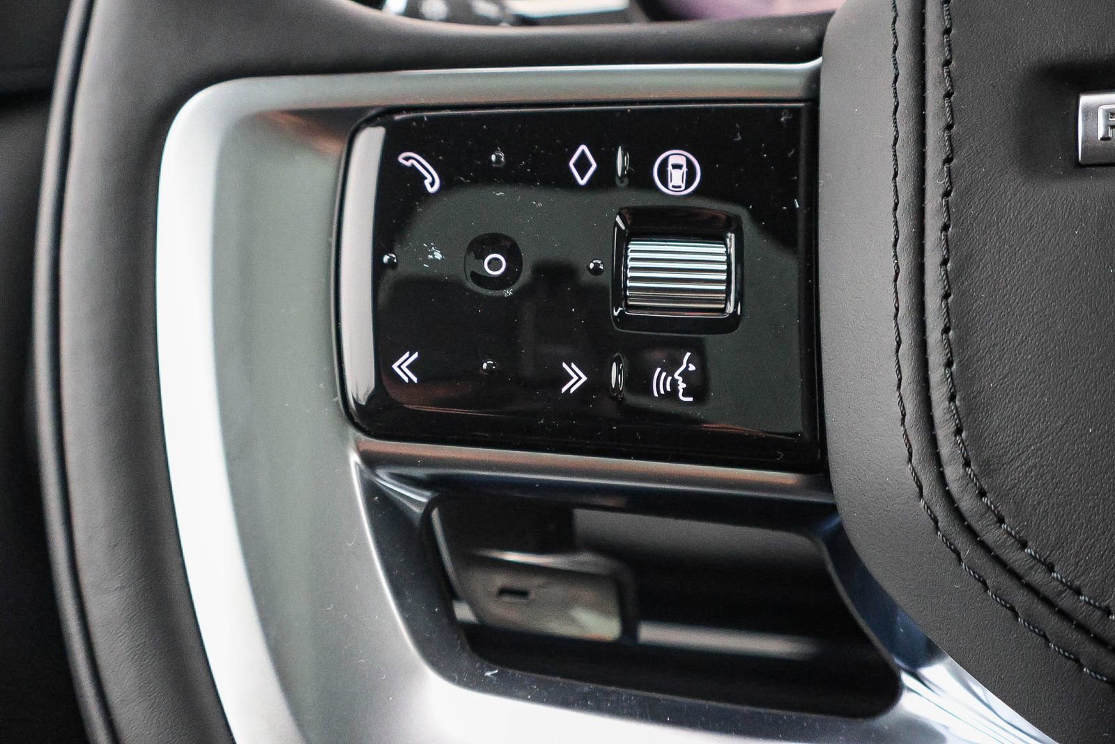 New 2025 Land Rover Range Rover SE image 36