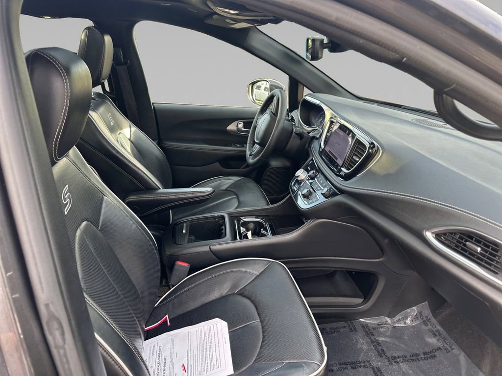 Certified 2022 Chrysler Pacifica Limited w/ Uconnect Theater Family Group image 8