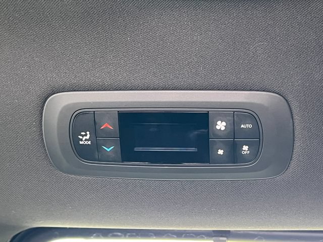 Used 2025 Chrysler Pacifica Select FWD image 36