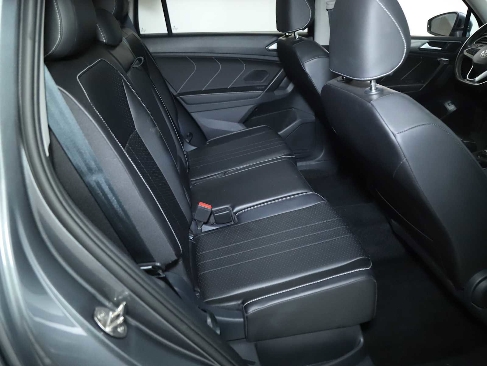 Certified 2024 Volkswagen Tiguan SE w/ Panoramic Sunroof Package AWD/4WD image 38