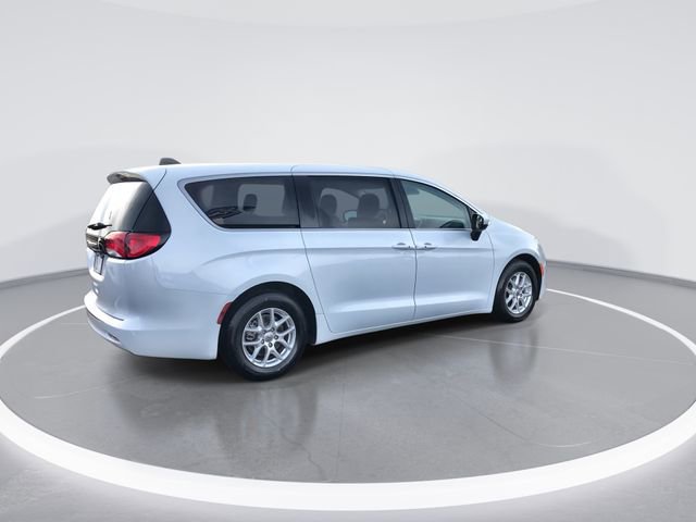 Used 2023 Chrysler Voyager LX image 8