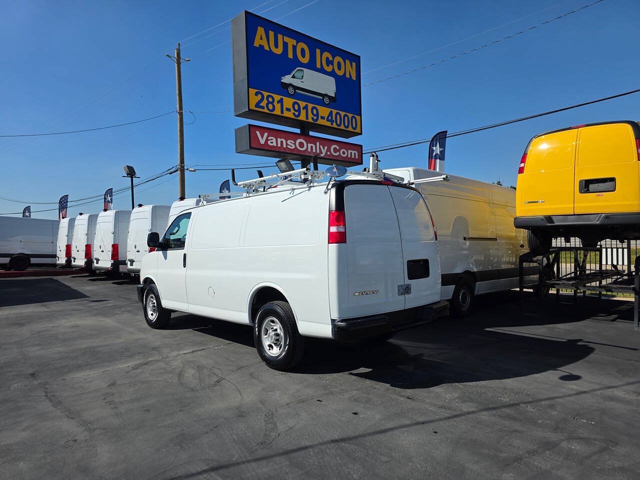 Used 2020 Chevrolet Express 3500 RWD image 2