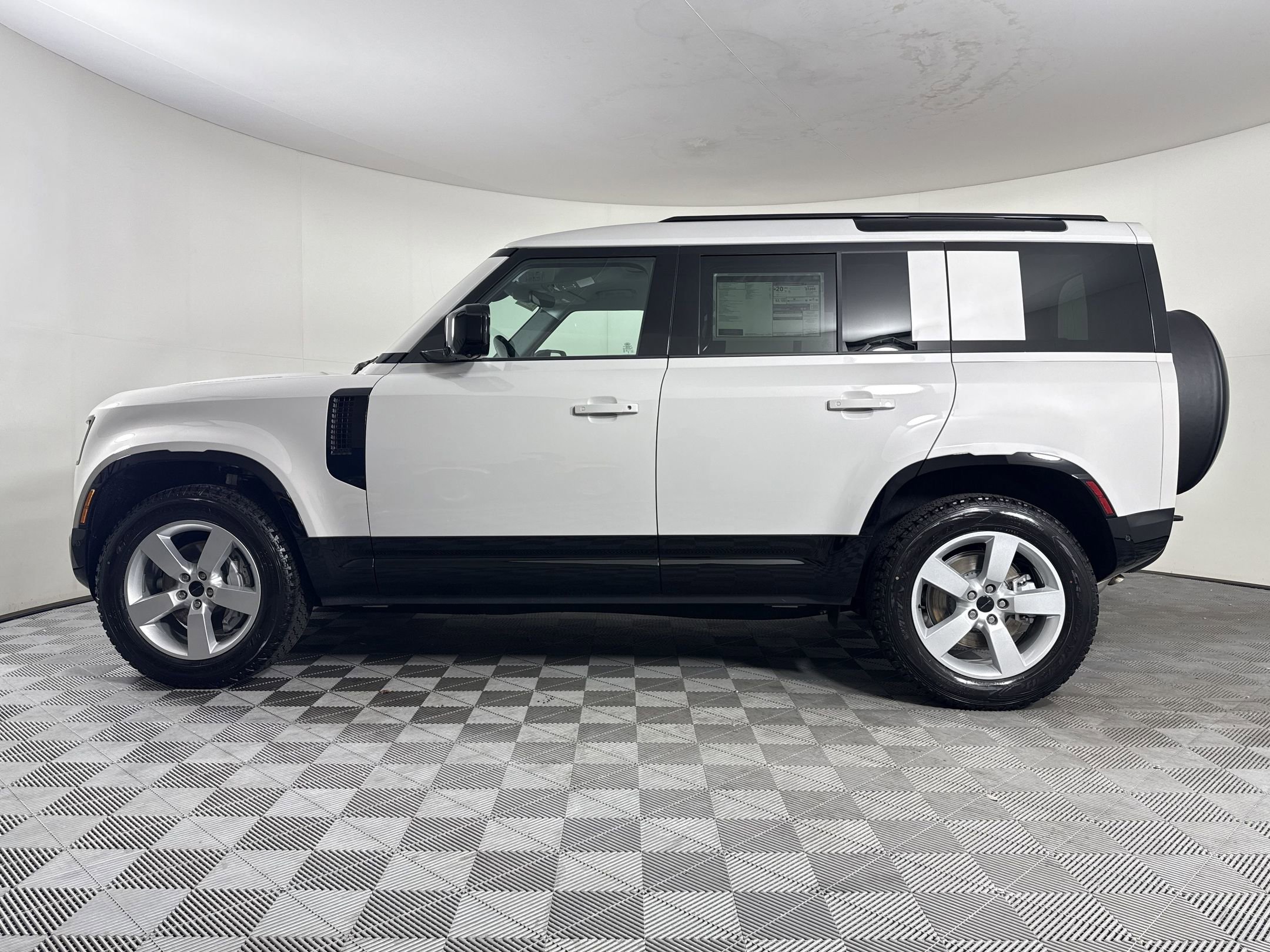 New 2026 Land Rover Defender 110 X-Dynamic SE AWD/4WD image 2