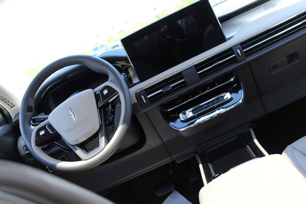 Used 2023 Lincoln Corsair FWD w/ Equipment Group 101A image 9