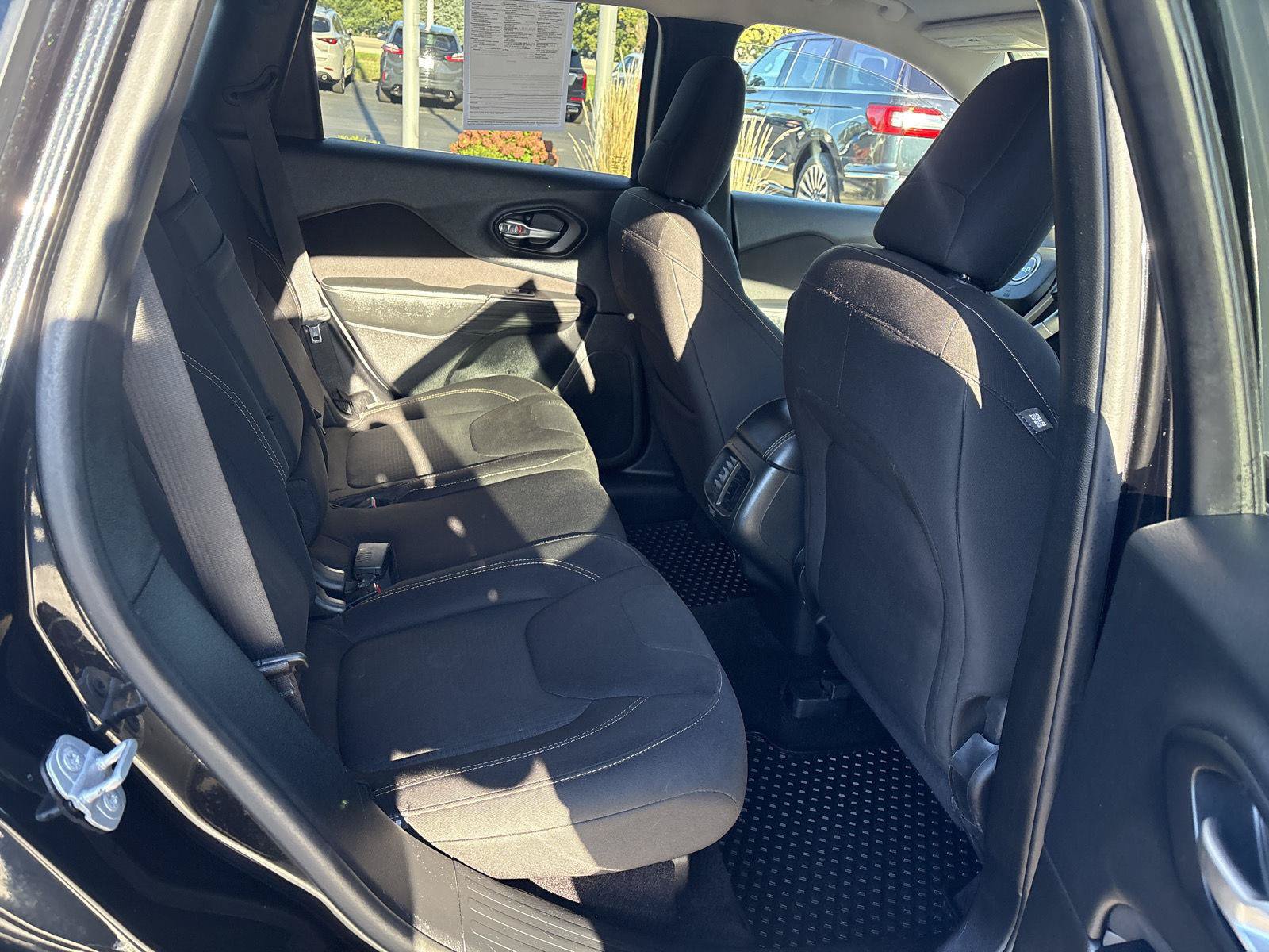 Used 2016 Jeep Cherokee Latitude FWD image 12