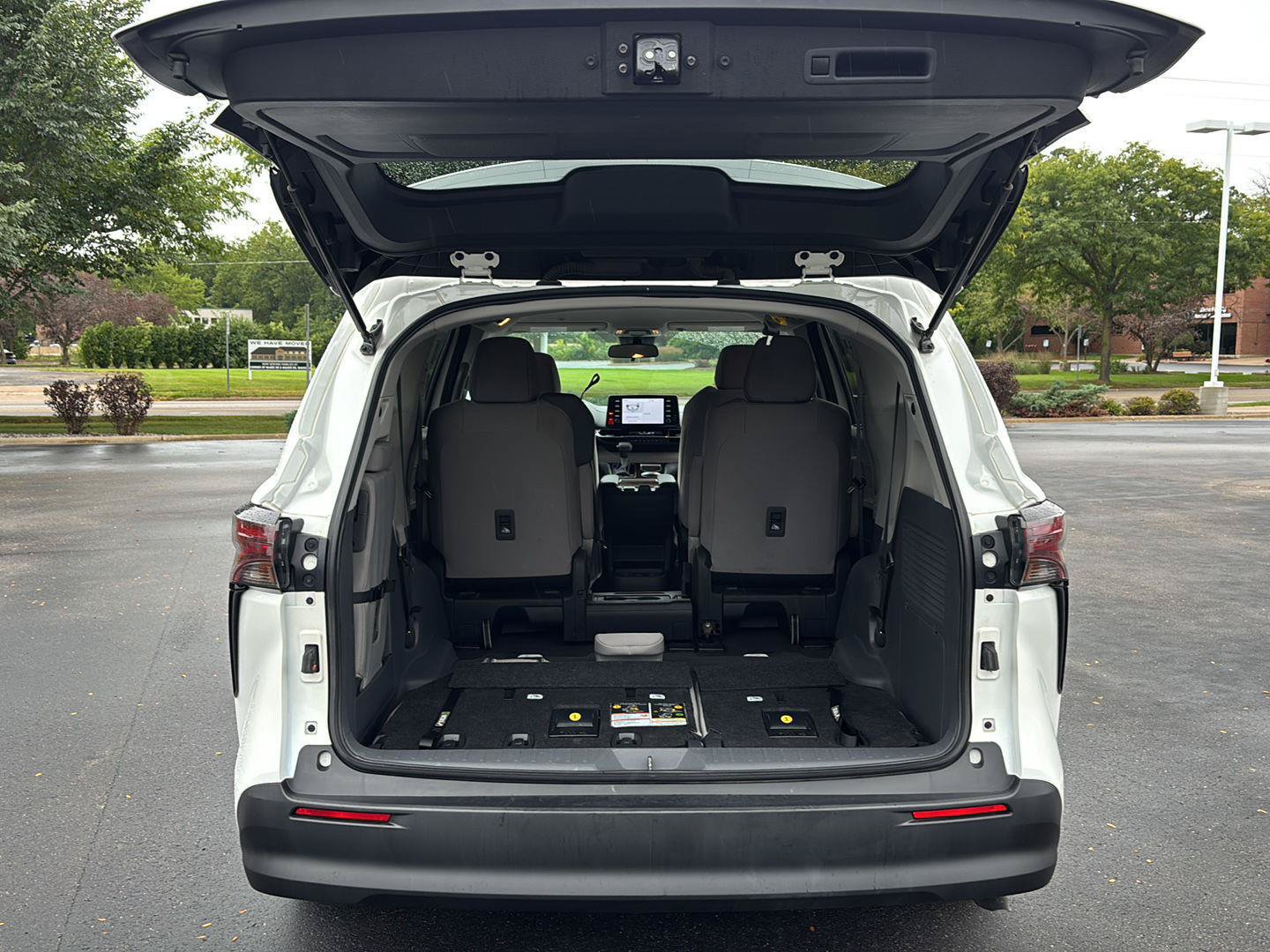 Used 2024 Toyota Sienna LE AWD/4WD image 19