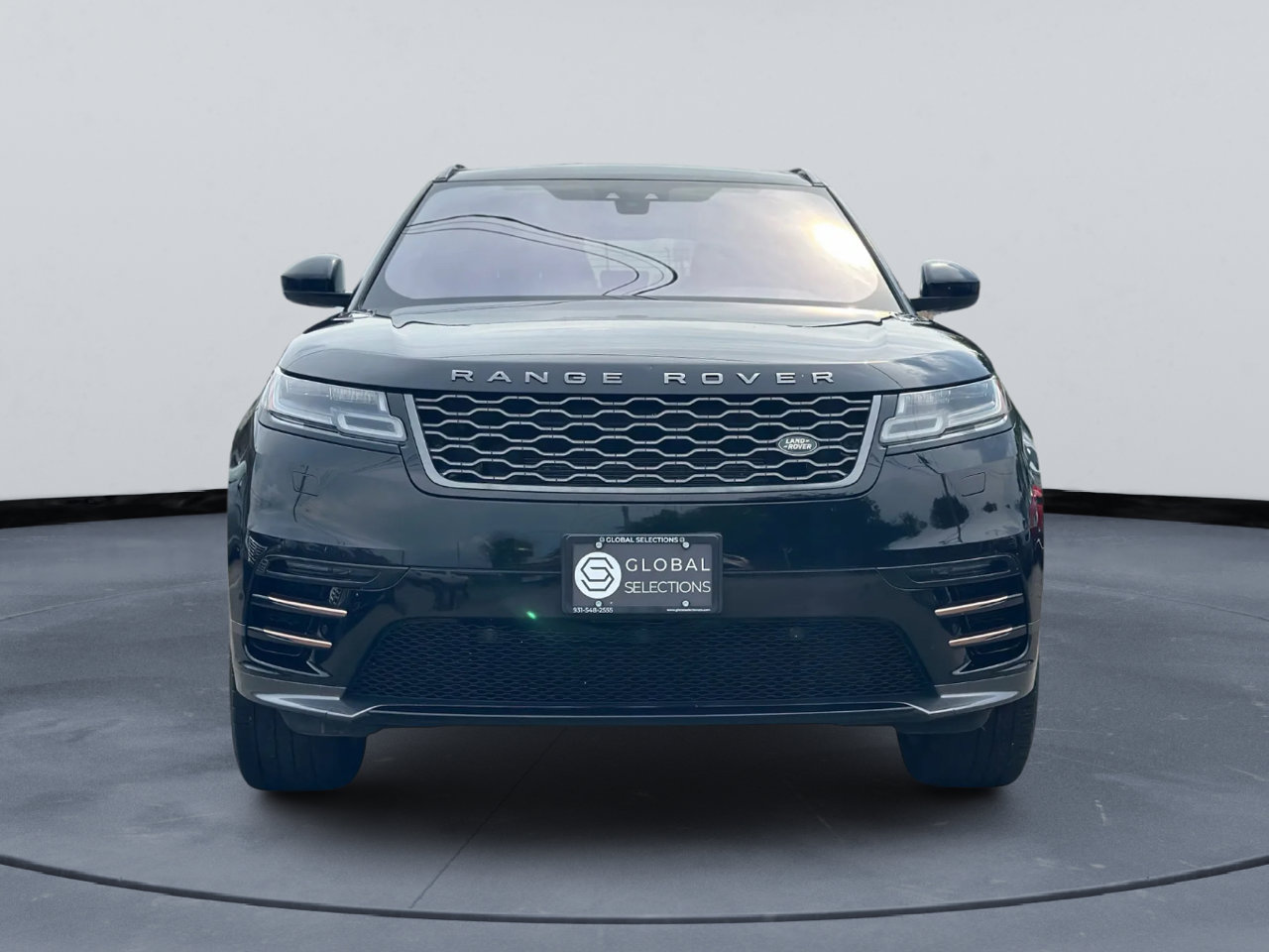 Used 2018 Land Rover Range Rover Velar R-Dynamic SE image 2