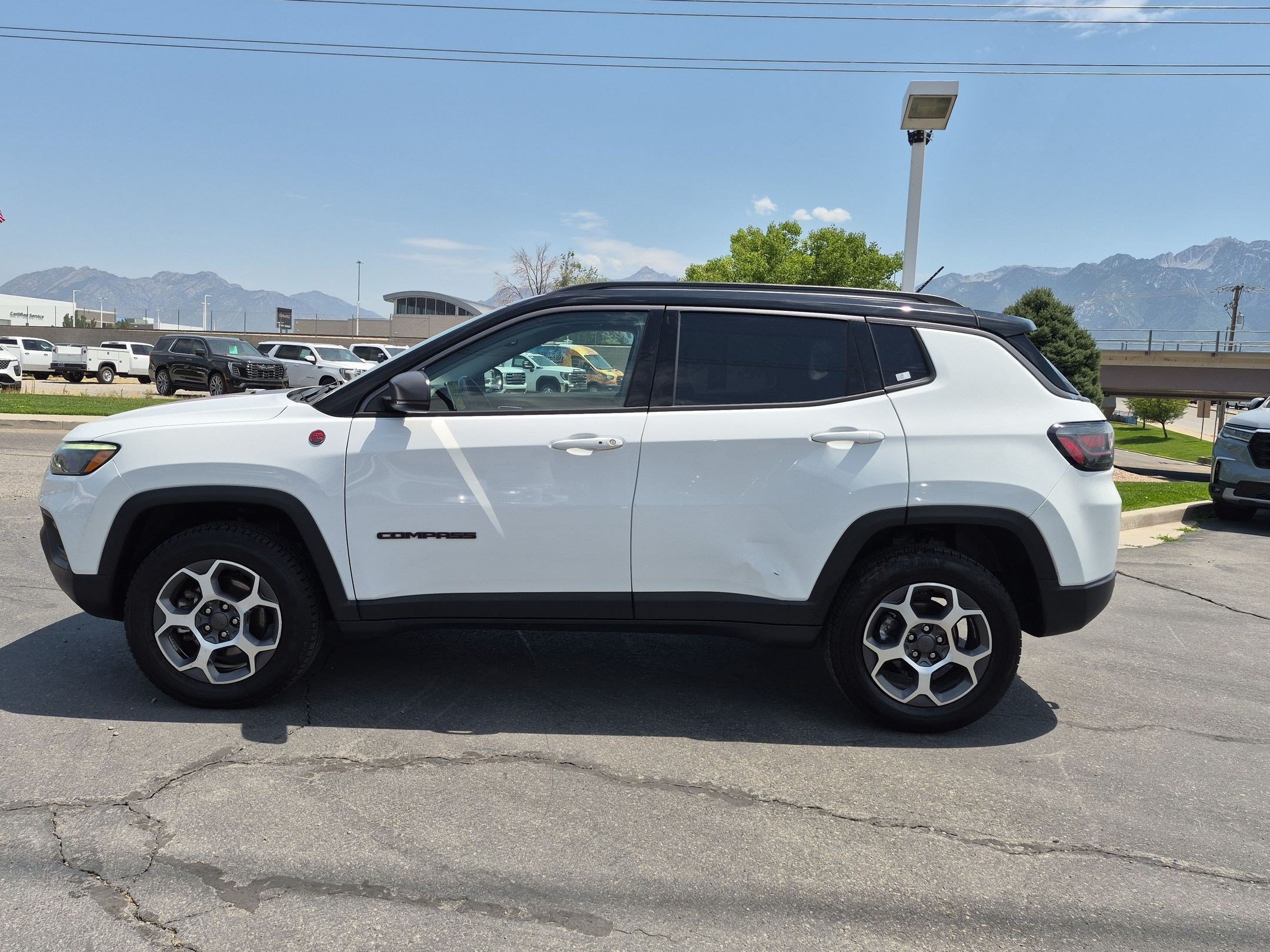 Used 2022 Jeep Compass Trailhawk w/ Trailhawk Elite Group AWD/4WD image 3