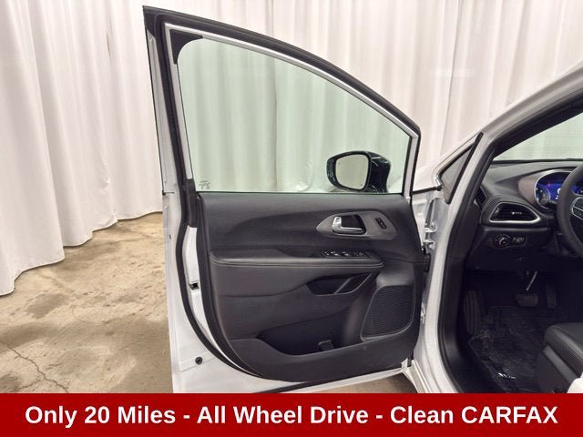 Used 2025 Chrysler Pacifica Select AWD/4WD image 14