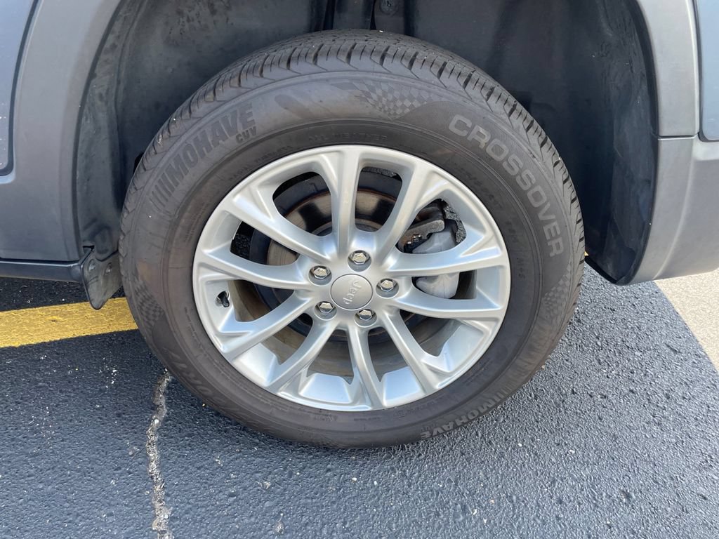 Used 2019 Jeep Cherokee Latitude w/ Popular Appearance Group FWD image 11