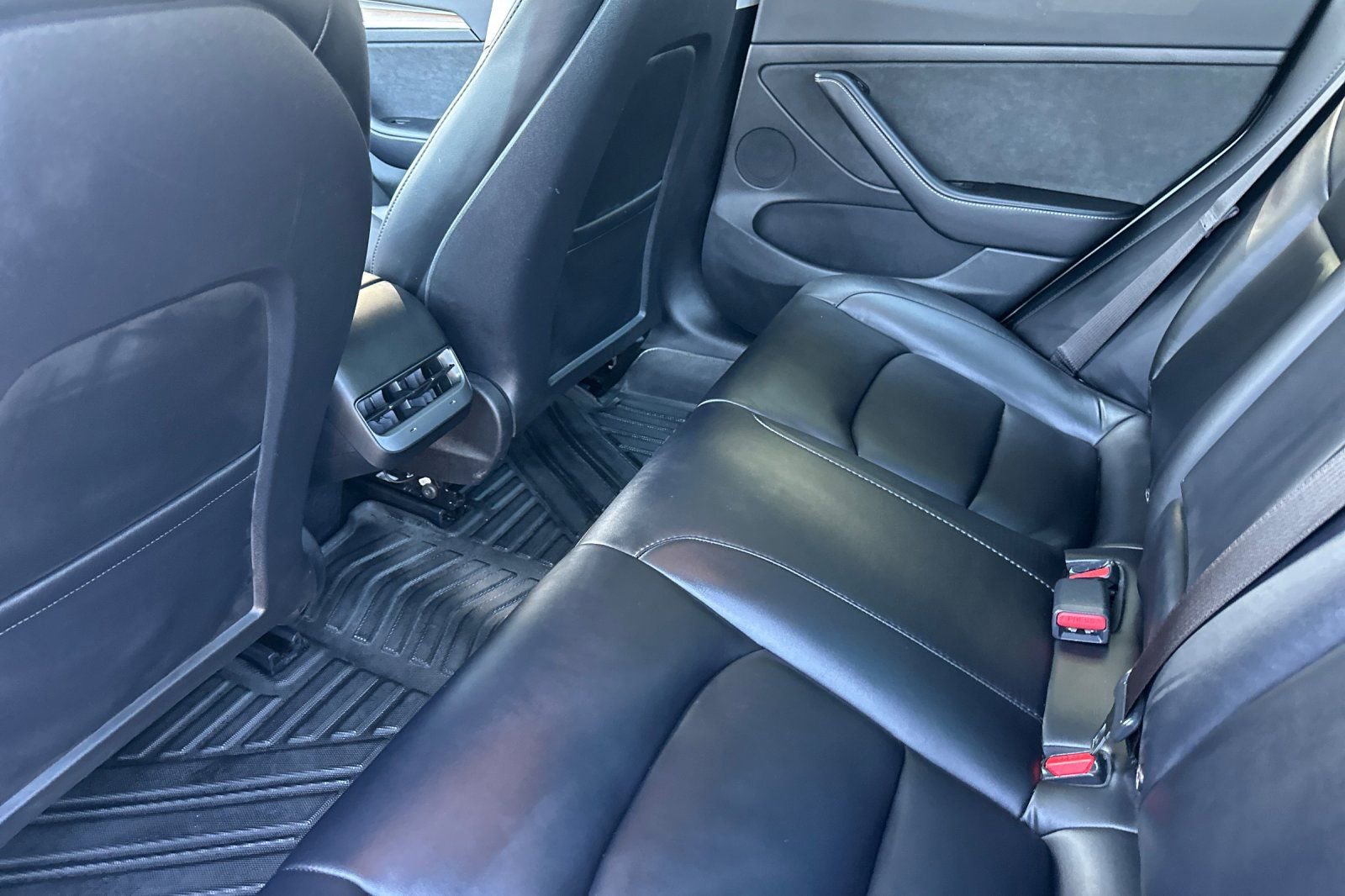 Used 2023 Tesla Model 3 Standard Range image 9