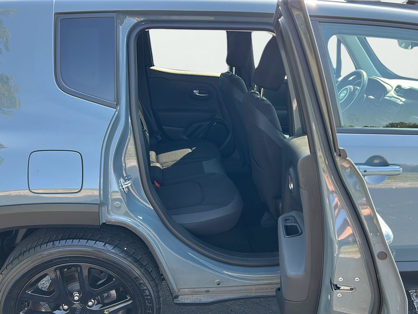 Used 2018 Jeep Renegade Altitude FWD image 13