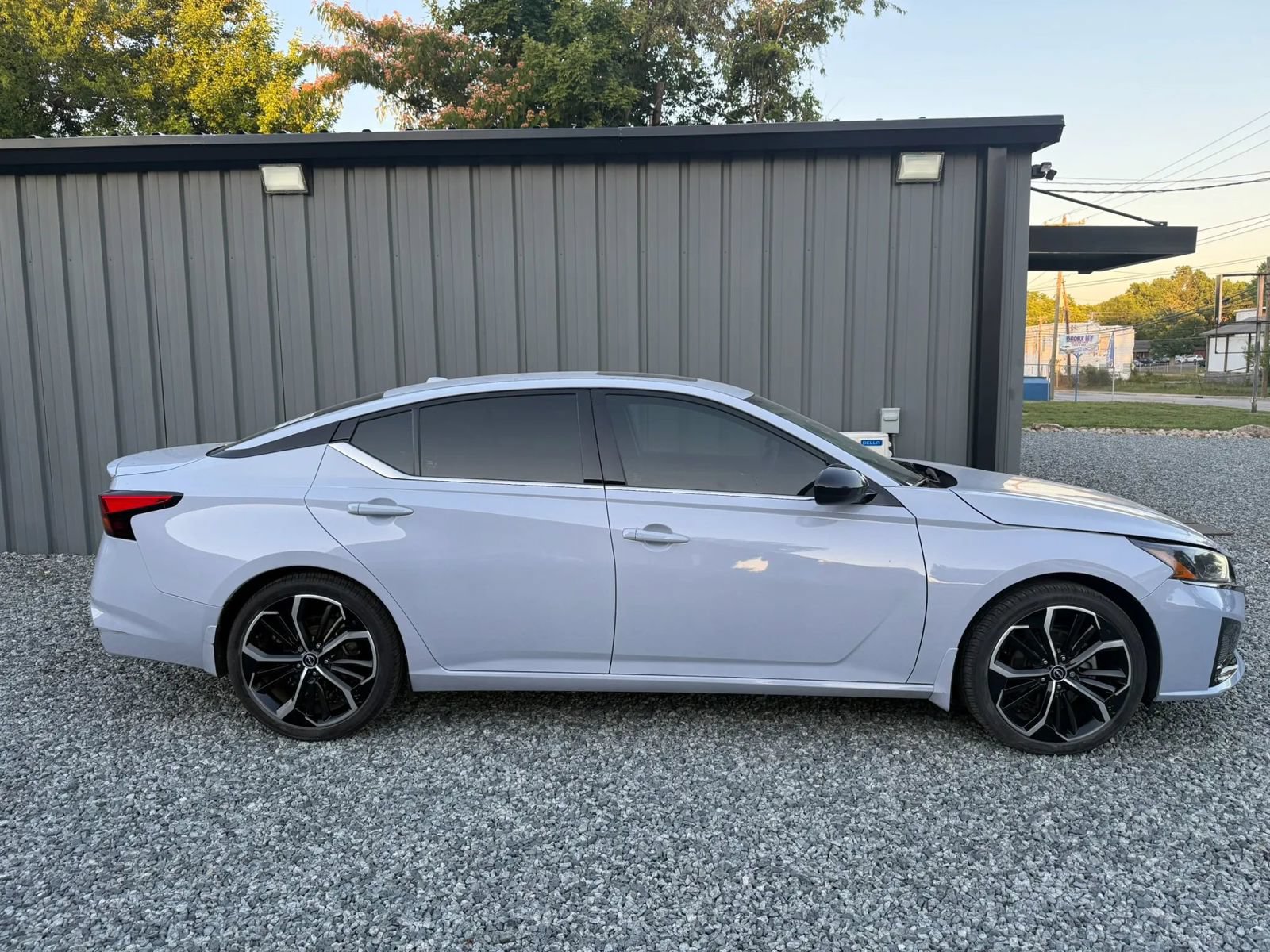 Used 2023 Nissan Altima 2.5 SR w/ SR Premium Package FWD image 2
