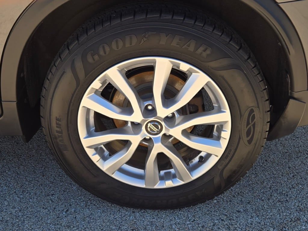 Used 2018 Nissan Rogue SV FWD image 17