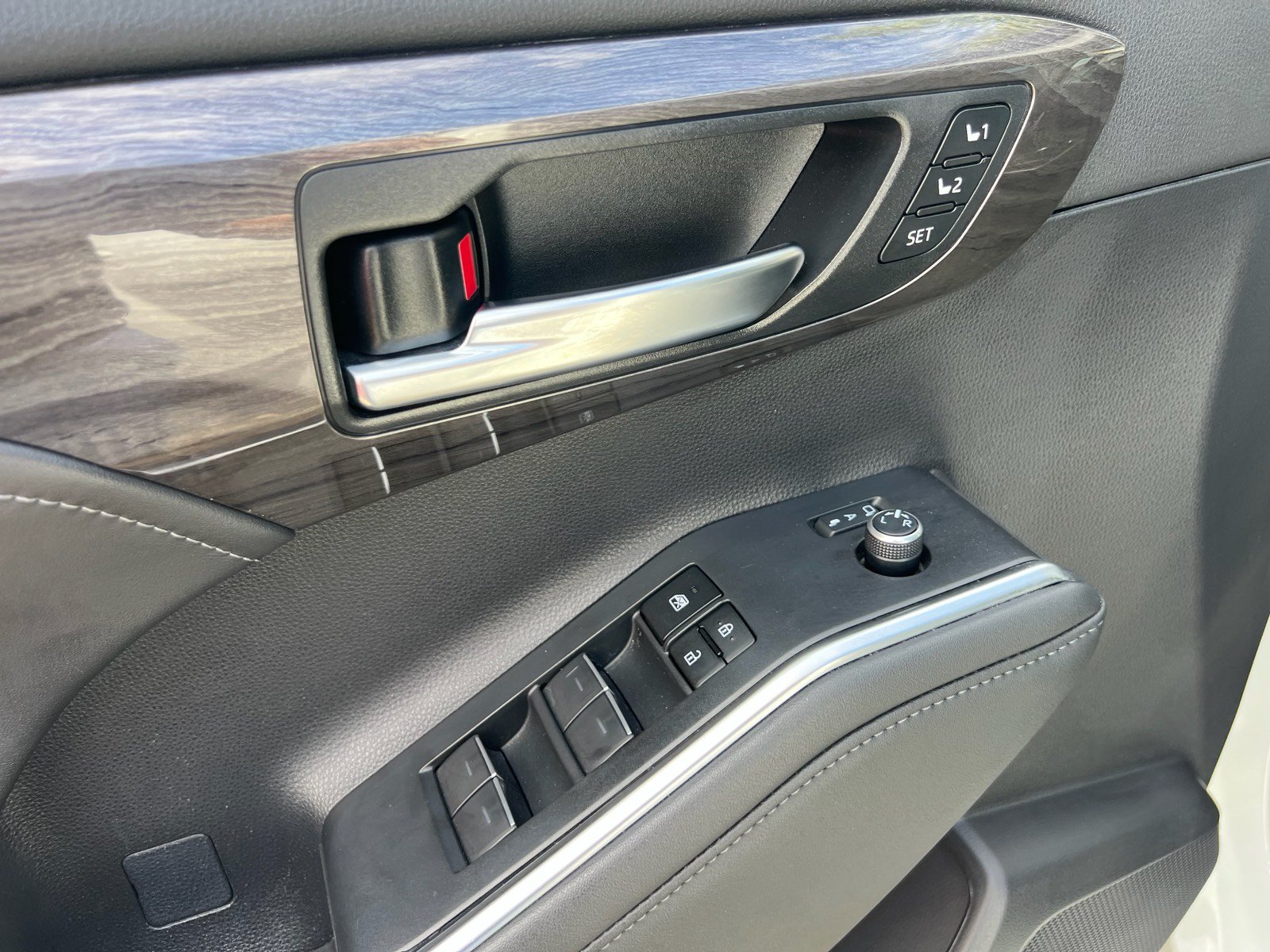 Used 2023 Toyota Highlander Limited FWD image 17