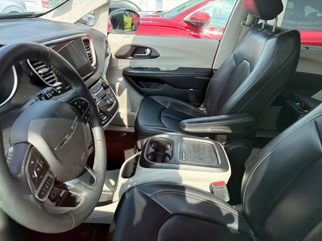 Used 2023 Chrysler Pacifica Touring-L FWD image 14