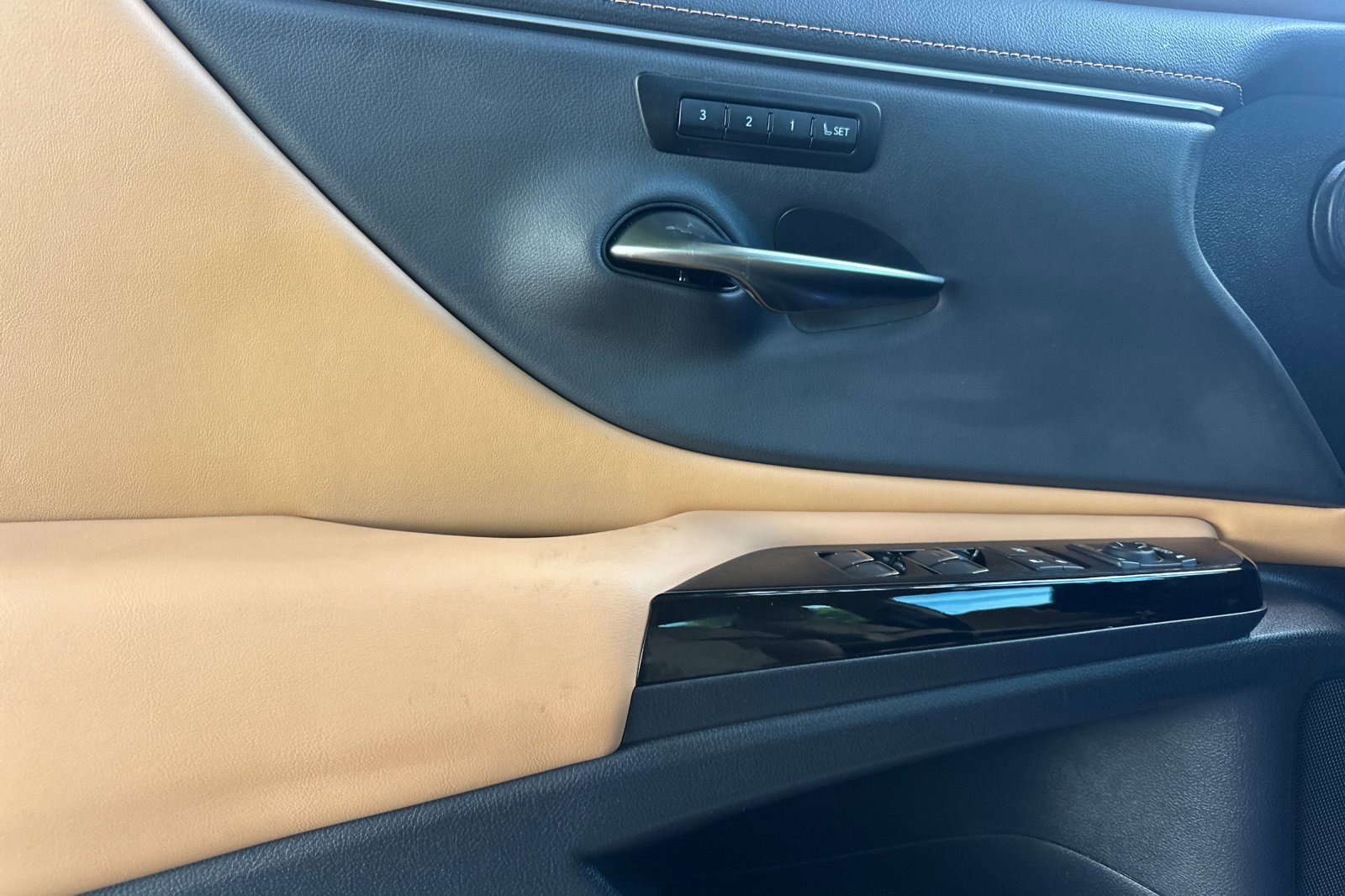 Certified 2025 Lexus ES 300h w/ Premium Package image 12