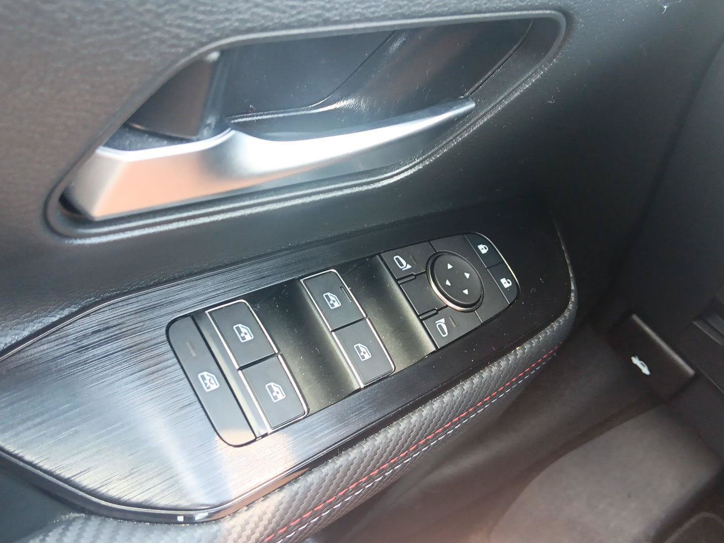 Used 2025 Nissan Kicks SR FWD image 23