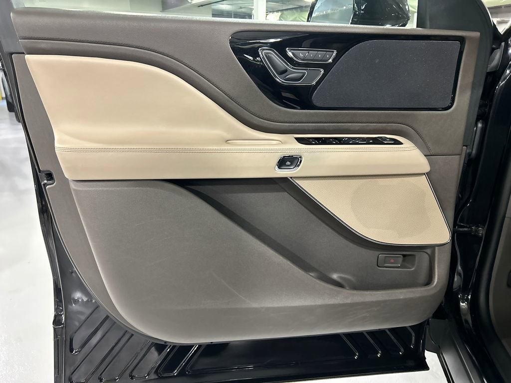 Used 2024 Lincoln Aviator AWD w/ Premium Package image 9