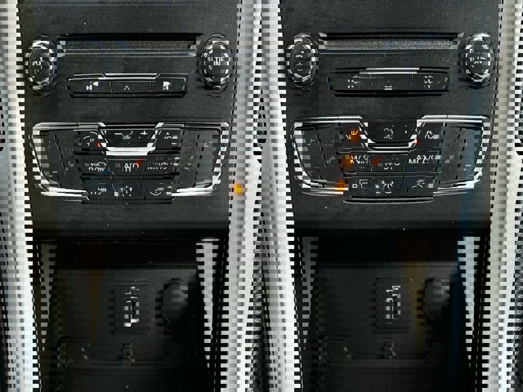 Used 2017 Ford Fusion SE w/ Fusion SE Technology Package image 26