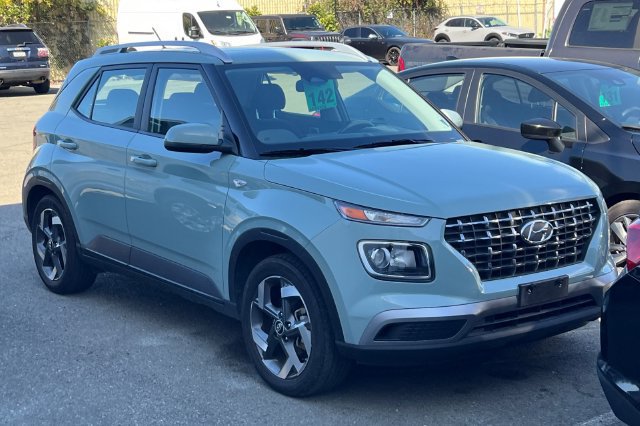 Used 2025 Hyundai Venue SEL FWD image 2