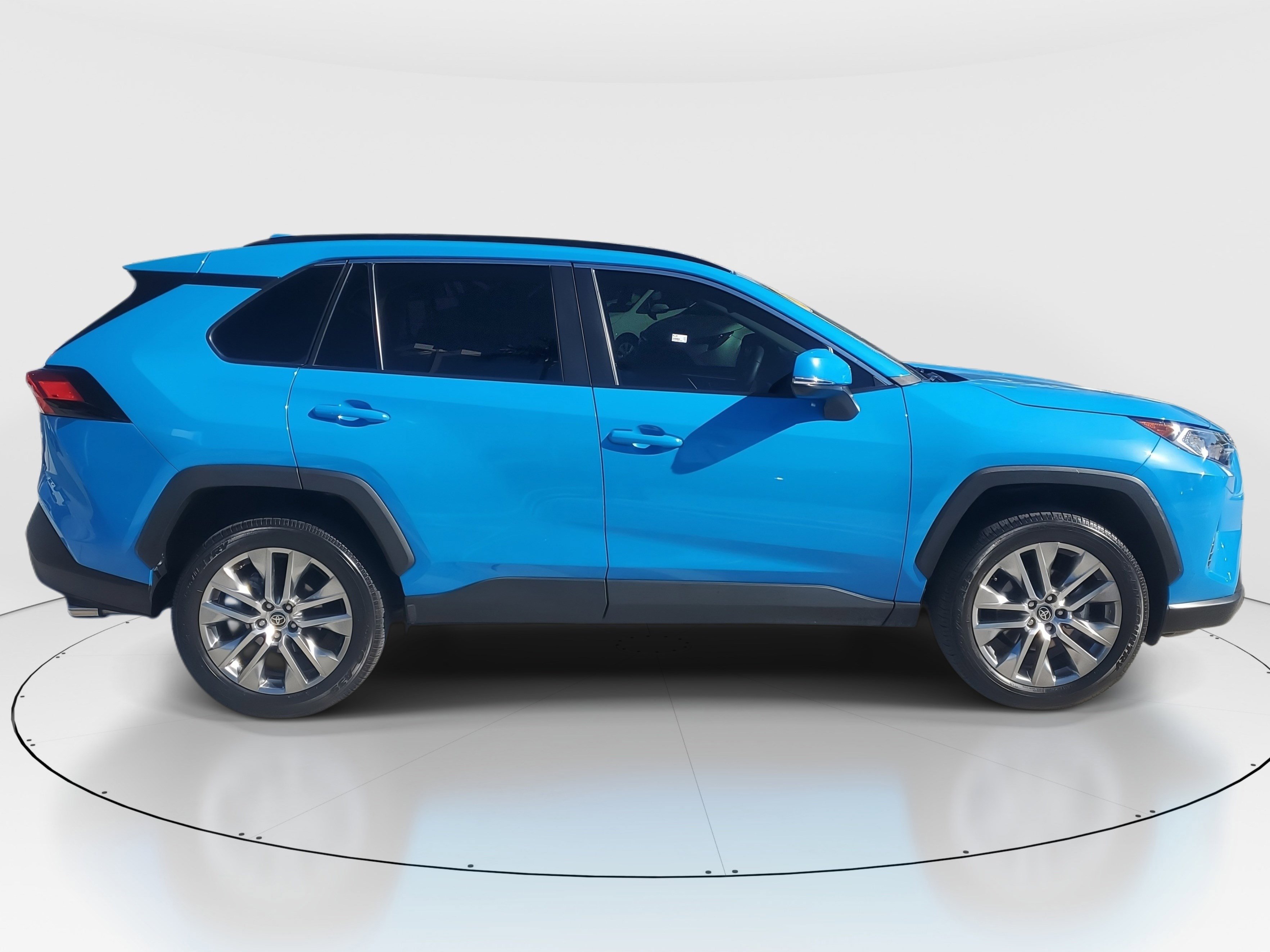 Used 2021 Toyota RAV4 XLE Premium image 2