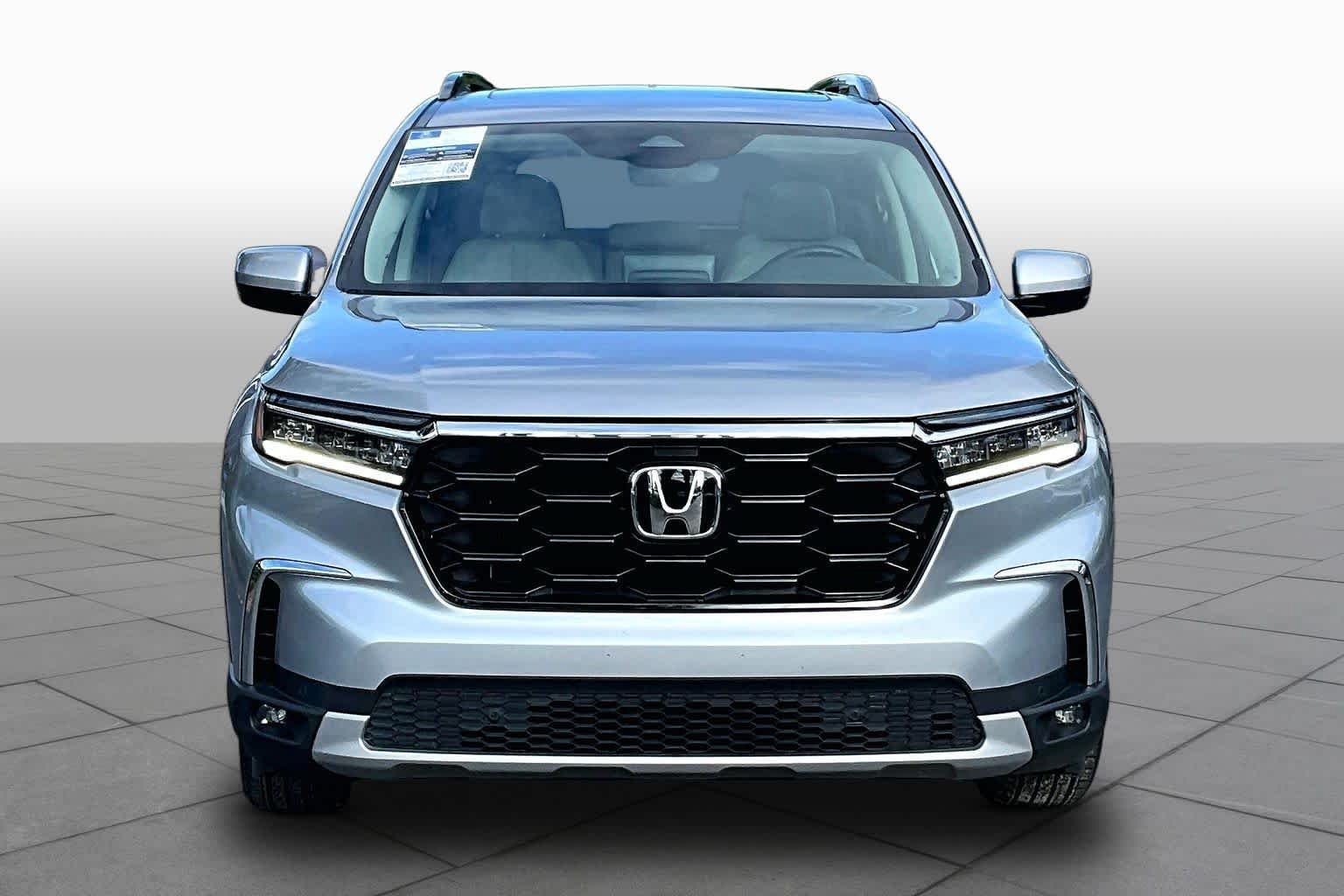 Used 2024 Honda Pilot Touring image 4