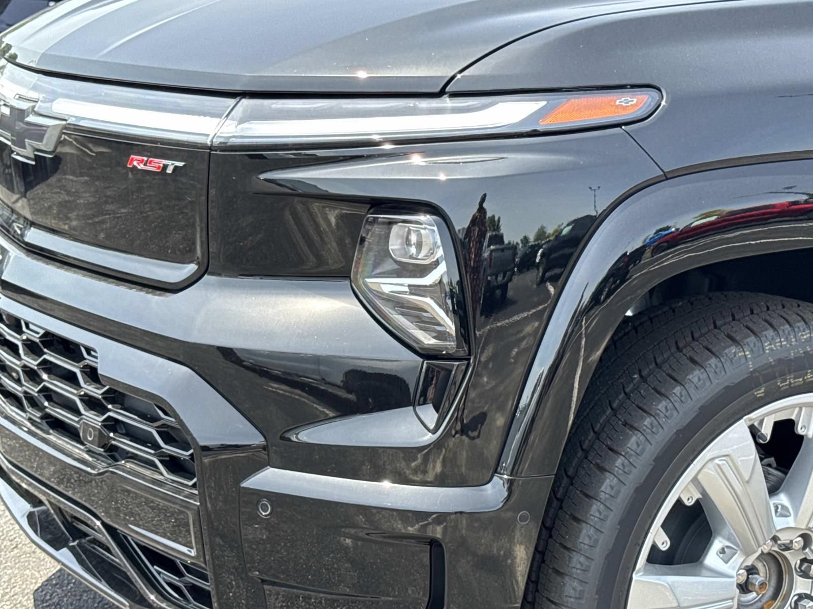 New 2026 Chevrolet Silverado EV 4x4 Crew Cab image 7