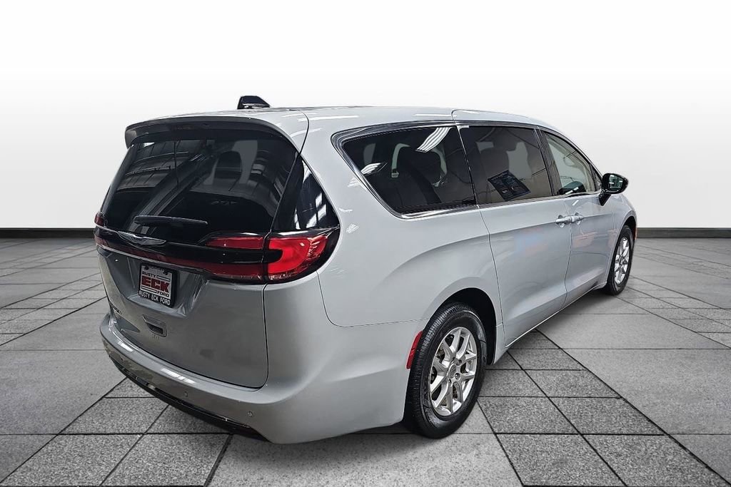 Used 2024 Chrysler Pacifica Touring-L image 5